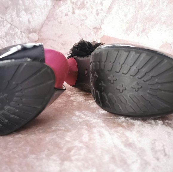 Heels - Picture 3 of 3